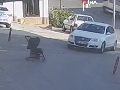 Un bébé dans une poussette hors de contrôle dévale une route (Vidéo)